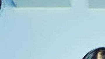 Niña conoce a su hermana por primera vez.