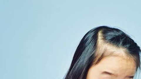 Niña conoce a su hermana por primera vez.