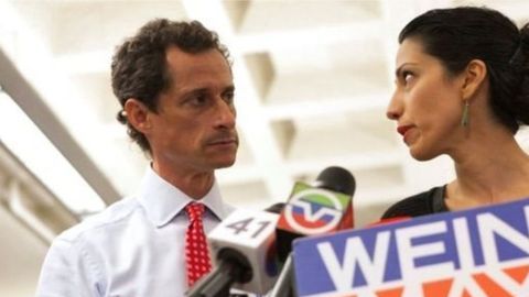 Weiner y su esposa Huma Abedin en 2013