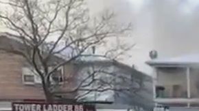 Bomberos en la escena