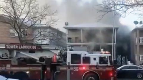 Bomberos en la escena