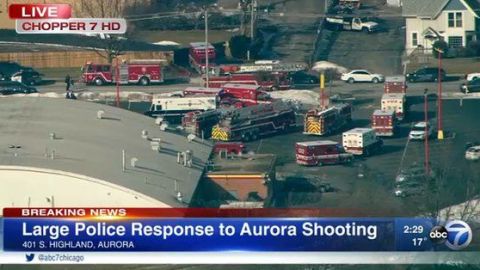 Fuerte presencia policial en el sitio del tiroteo en los suburbios de Chicago.