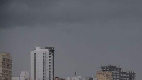 Las temperaturas más cálidas del océano, que proporcionan el combustible para los huracanes, probablemente están impulsando el fortalecimiento de tormentas explosivas.