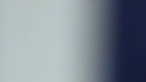 En la imagen aparecen dos hombres, uno con la cara pintada de negro y otro con ropas del grupo de odio Ku Klux Klan