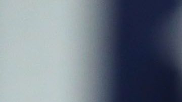 En la imagen aparecen dos hombres, uno con la cara pintada de negro y otro con ropas del grupo de odio Ku Klux Klan