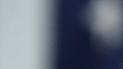 En la imagen aparecen dos hombres, uno con la cara pintada de negro y otro con ropas del grupo de odio Ku Klux Klan