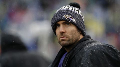 El quarterback Joe Flacco pasa de los Baltimore Ravens a los Broncos de Denver.