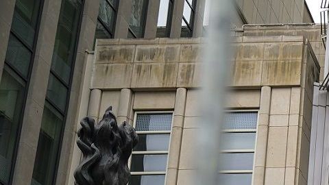 Los asistentes al juicio de "El Chapo" son vigilados por alguaciles federales.