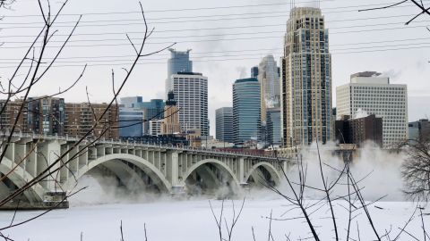 El vapor de agua se eleva sobre St. Anthony Falls en el río Mississippi.