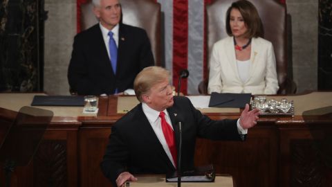 Trump durante su discurso con Mike Pence y Nancy Pelosi a su espalda.