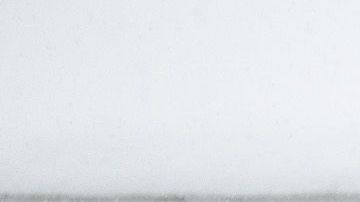 Un hombre en esquí por Seattle por la tormenta Maya.