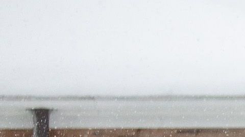 Un hombre en esquí por Seattle por la tormenta Maya.