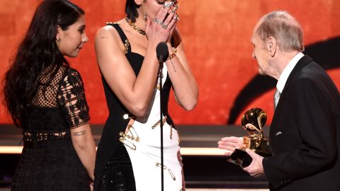 Dua Lipa recibiendo el premio de mejor nuevo artista