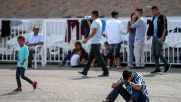 Inmigrantes centroamericanos esperan ingresar a EEUU desde Piedras Negras, México.