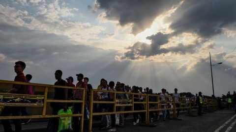 Los venezolanos cruzan el Puente Internacional Simón Bolívar desde Cúcuta, Colombia, hasta San Antonio del Táchira, Venezuela.