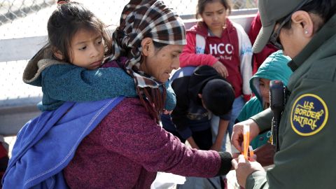 San Diego tuvo que habilitar un albergue para los inmigrantes.