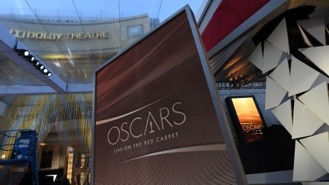 Las pantallas muestran el logo de Oscar en el área de la alfombra roja.