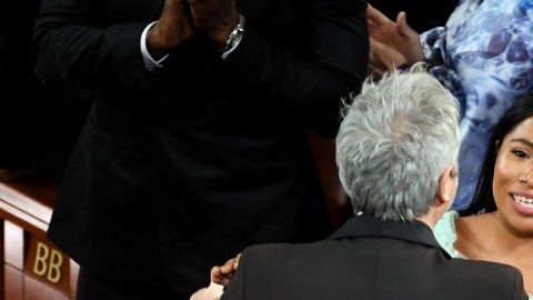 Alfonso Cuarón celebra con Yalitza Aparicio.