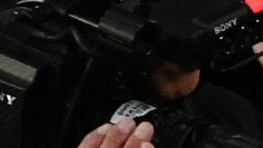 Cuarón abraza a Yalitza Aparicio tras ganar el óscar a Mejor Fotografía.