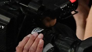 Cuarón abraza a Yalitza Aparicio tras ganar el óscar a Mejor Fotografía.