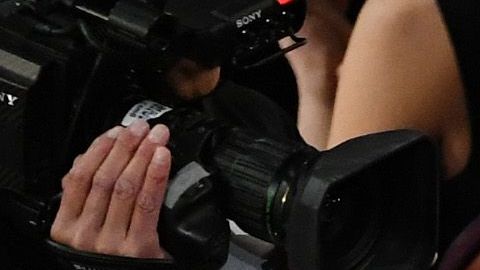 Cuarón abraza a Yalitza Aparicio tras ganar el óscar a Mejor Fotografía.