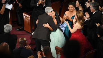 Cuarón abraza a Yalitza Aparicio tras ganar el óscar a Mejor Fotografía.