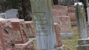 El leal perro se mantuvo junto a la tumba de su amo.