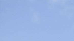 Shirley Palencia (c) con una foto de su hermana  Kimberly Mishel, quien murió en el incendio, en el funeral el 17 de marzo de 2017.