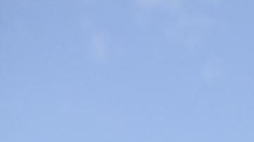 Shirley Palencia (c) con una foto de su hermana  Kimberly Mishel, quien murió en el incendio, en el funeral el 17 de marzo de 2017.