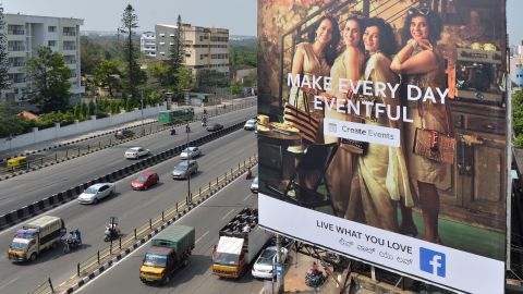 Según los últimos datos publicados por Facebook la semana pasada, la empresa ya cuenta con 2.320 millones de usuarios en el mundo; alrededor de un tercio de la humanidad. En la foto un poster en Bangalore, India.