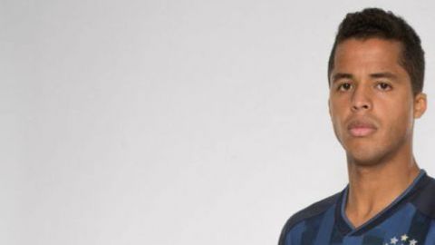 Giovani Dos Santos no la pasó bien en la presentación del nuevo jersey de LA Galaxy