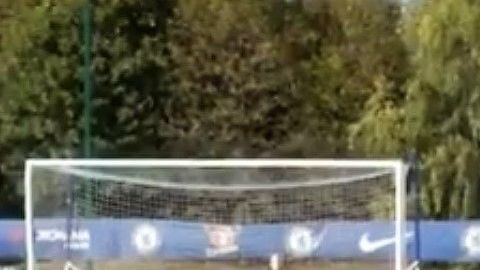 Eden Hazard mostró sus dotes futbolísticas pero con un balón de fútbol americano.