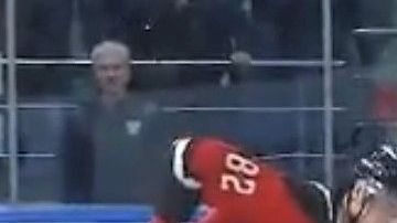 José Mourinho tuvo un accidente en el hielo durante un partido de hockey.