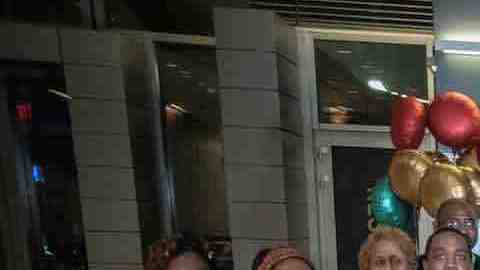 Una iglesia consigue recaudar más de $100,000 dólares que reparte entre los estudiantes con deudas.