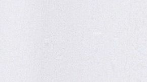 La mujer quiere un bolso mediano de asa corta.