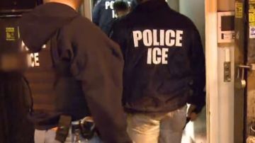 ICE mantiene operativos contra inmigrantes.