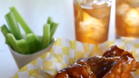 Alitas de pollo a una manera fácil de preparar.