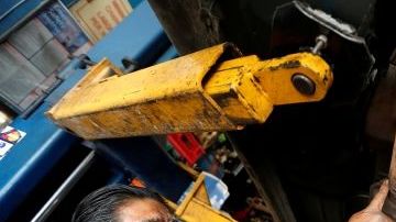 Antonio Mendoza, mecánico y propietario de  Tony's Complete Auto Repair, señala la ubicación de los catalizadores.