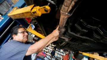 Antonio Mendoza, mecánico y propietario de  Tony's Complete Auto Repair, señala la ubicación de los catalizadores.