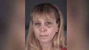 En medio de una disputa, golpeó a su pareja con una chuleta de cerdo.