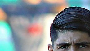 Alan Pulido e Isaac Brizuela, jugadores de las Chivas Rayadas del Guadalajara.