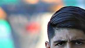 Alan Pulido e Isaac Brizuela, jugadores de las Chivas Rayadas del Guadalajara.