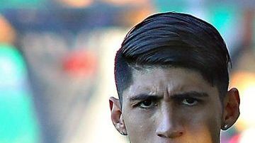 Alan Pulido e Isaac Brizuela, jugadores de las Chivas Rayadas del Guadalajara.
