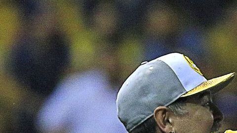 Diego Armando Maradona director técnico de Dorados festeja con Jesús Escoboza un golazo ante Cafetaleros de Tapachula.