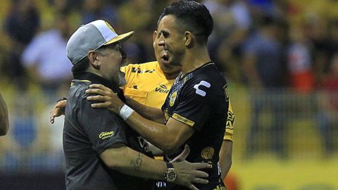 Diego Armando Maradona director técnico de Dorados festeja con Jesús Escoboza un golazo ante Cafetaleros de Tapachula.