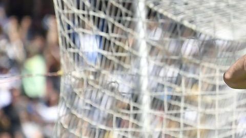 Carlos González festeja su gol al América. Los Pumas de la UNAM se llevaron el Clásico.