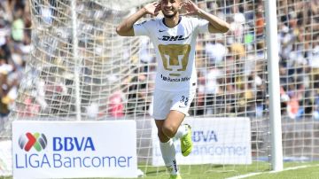 Carlos González festeja su gol al América. Los Pumas de la UNAM se llevaron el Clásico.