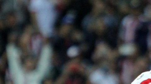 Alan Pulido festeja un gol durante el juego de octavos de la Copa MX, entre las Chivas y el Atlético San Luis.