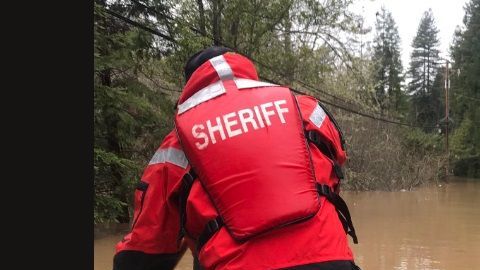 La creciente del caudal del río Russian inundó todas las vías de acceso a la ciudad de Guerneville.