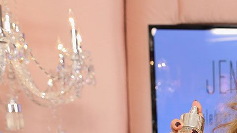 Incursionar en la industria de la belleza es otro de los talentos de J-Lo.